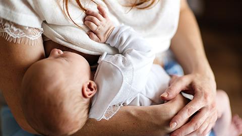 Έρευνα: μειωμένες οι πιθανότητες για Αλτσχάιμερ στις μαμάδες που θηλάζουν